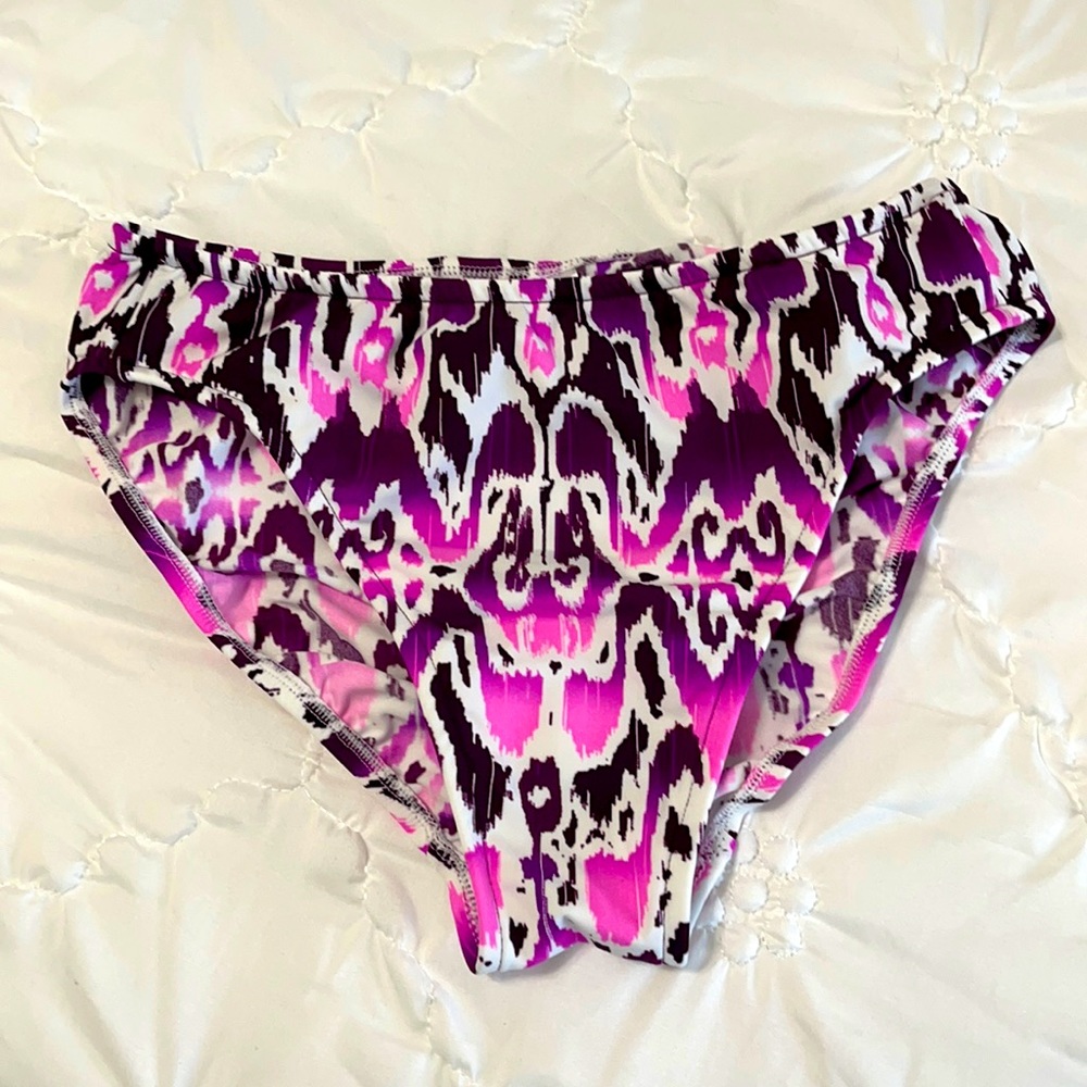 Venus mid rise bikini bottom size 4.  New never worn.